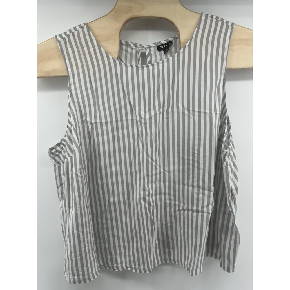 Torrid 2 Challis Shell Top Light Gray White Striped Blouse Sleeveless 18/20 Tank